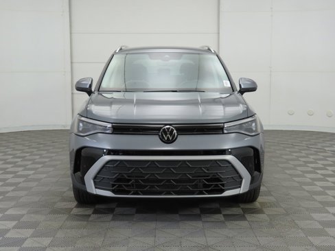 Certified 2025 Volkswagen Taos SE image 3