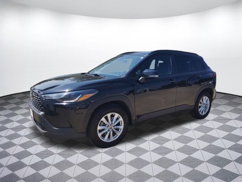 Used 2022 Toyota Corolla Cross LE image 2