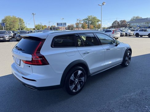 Used 2021 Volvo V60 T5 Cross Country image 5