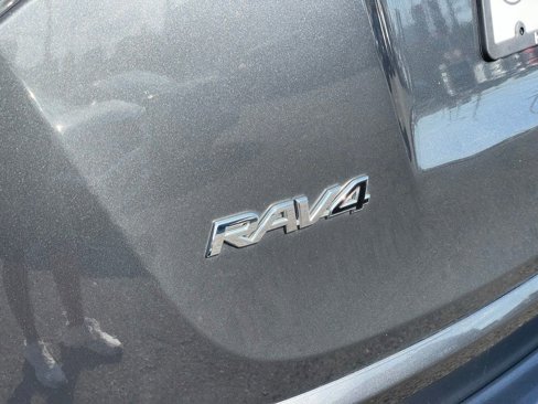 Used 2018 Toyota RAV4 LE image 28