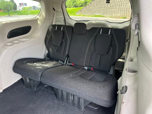 Used 2022 Chrysler Voyager LX image 20