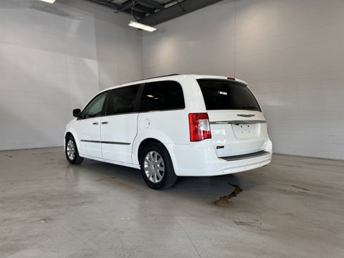 Used 2011 Chrysler Town & Country Touring-L w/ Entertainment Group #2 image 4