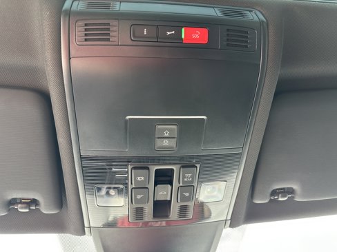 Used 2022 Volkswagen Tiguan SE R-Line image 32