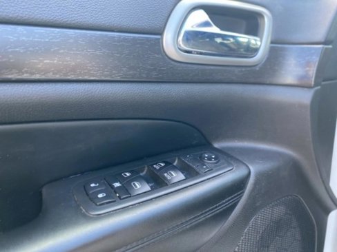 Used 2018 Jeep Grand Cherokee Laredo image 12