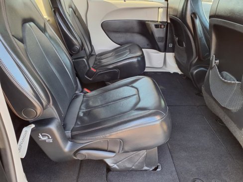 Used 2019 Chrysler Pacifica Touring-L image 14