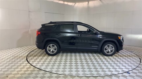 Used 2023 GMC Terrain SLE w/ Driver Convenience Package image 9