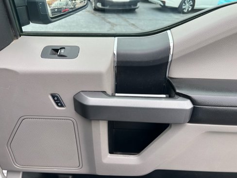 Used 2015 Ford F150 XLT image 11