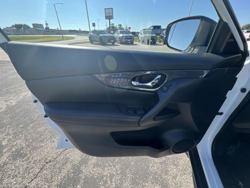 Used 2020 Nissan Rogue SV image 21
