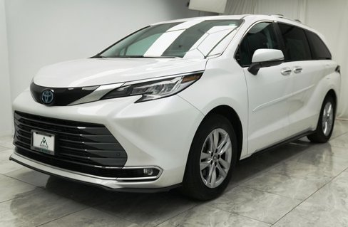 Used 2024 Toyota Sienna Limited image 3