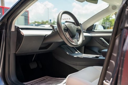 Used 2023 Tesla Model 3 Standard Range image 3