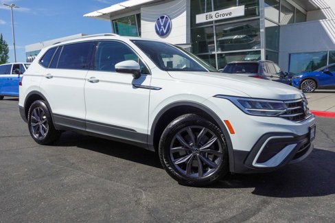 Used 2024 Volkswagen Tiguan SE w/ Panoramic Sunroof Package image 5