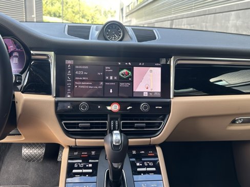 Certified 2025 Porsche Macan image 24