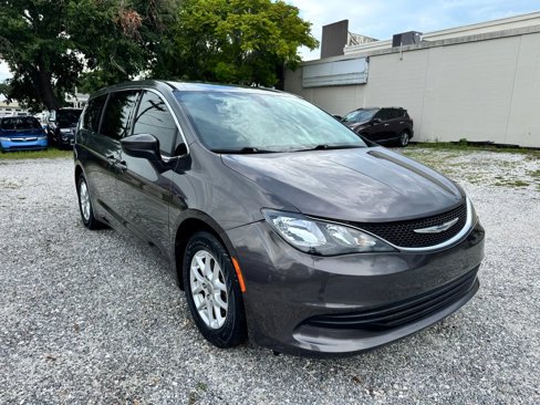 Used 2017 Chrysler Pacifica Touring image 3