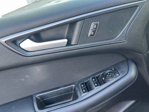 Used 2018 Ford Edge SE image 12