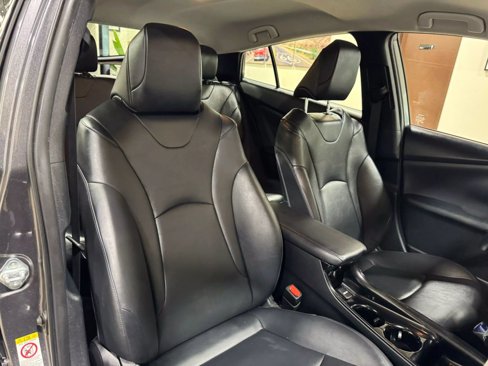 Used 2018 Toyota Prius Prime Premium image 41