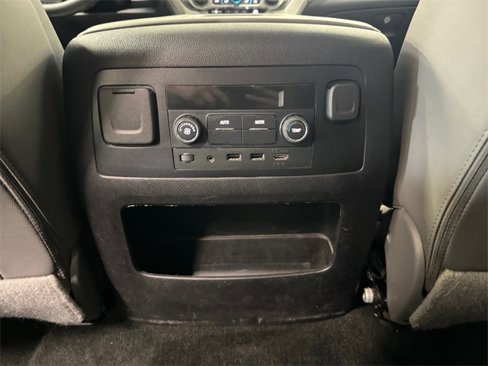Used 2018 Chevrolet Suburban LT image 17