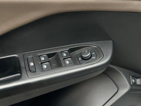 Used 2022 Volkswagen Taos SEL image 15
