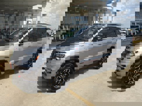 Used 2019 Jeep Grand Cherokee Trailhawk image 2