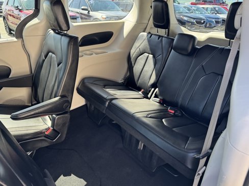 Used 2023 Chrysler Pacifica Touring-L image 28