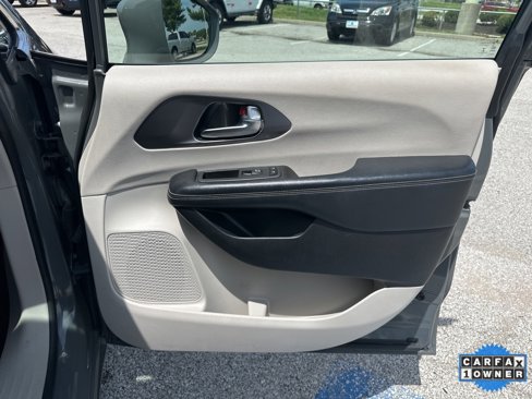 Used 2022 Chrysler Pacifica Touring-L image 51