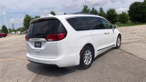 Used 2020 Chrysler Pacifica Touring-L image 2