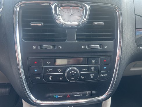 Used 2014 Chrysler Town & Country Touring-L w/ Driver Convenience Group image 9