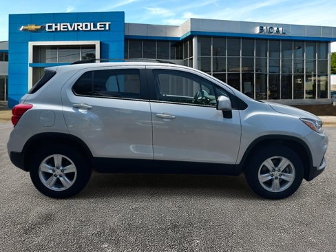 Used 2022 Chevrolet Trax LT w/ LT Convenience Package image 4