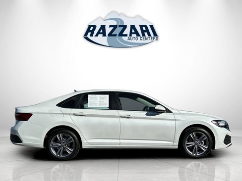 Used 2024 Volkswagen Jetta SE image 2