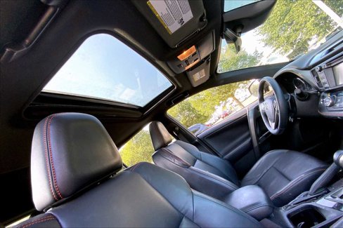 Used 2018 Toyota RAV4 SE image 13