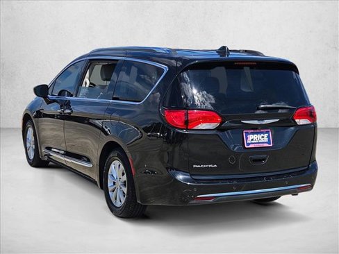 Certified 2018 Chrysler Pacifica Touring-L w/ Premium Audio Group image 8