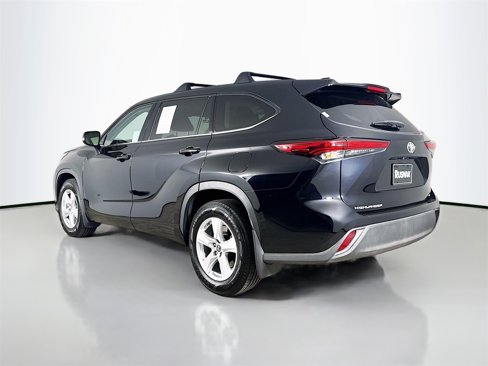 Used 2022 Toyota Highlander LE image 5