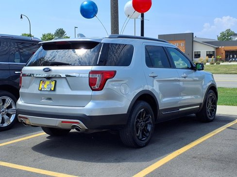 Used 2017 Ford Explorer XLT w/ Equipment Group 202A image 2