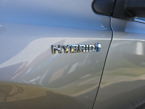 Used 2018 Toyota RAV4 LE image 11