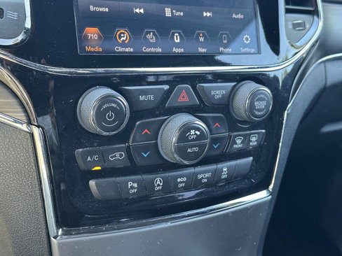 Used 2019 Jeep Grand Cherokee Limited image 19