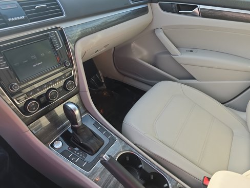 Used 2018 Volkswagen Passat 2.0T SE image 25