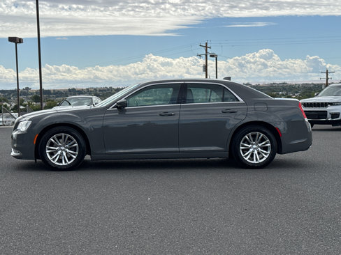 Used 2018 Chrysler 300 Touring L image 3