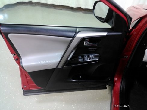 Used 2016 Toyota RAV4 Limited image 16
