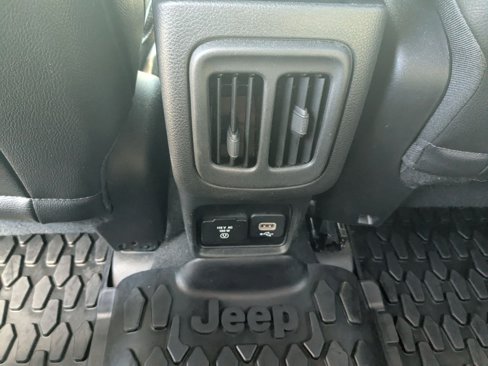 Used 2021 Jeep Compass Latitude image 28
