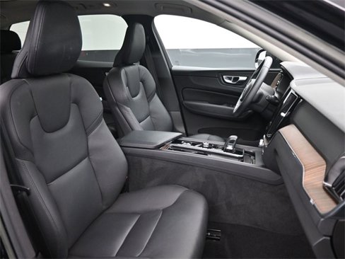 Used 2022 Volvo XC60 B5 Momentum w/ Climate Package image 31