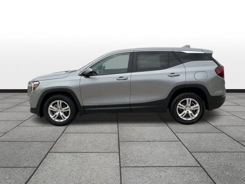 Used 2024 GMC Terrain SLE image 2