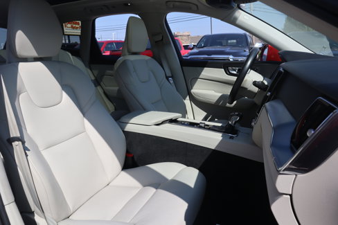 Used 2020 Volvo XC60 T5 Momentum image 32