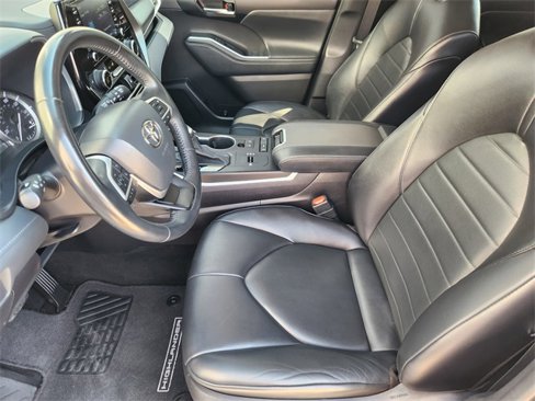 Used 2022 Toyota Highlander XLE image 14
