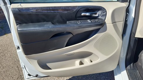 Used 2017 Dodge Grand Caravan SE w/ UConnect Hands-Free Group image 14