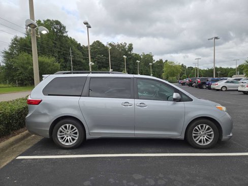 Used 2016 Toyota Sienna XLE image 2