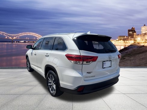 Used 2017 Toyota Highlander XLE image 3