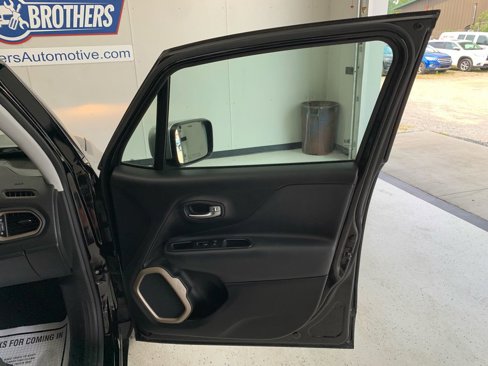 Used 2017 Jeep Renegade Limited image 27