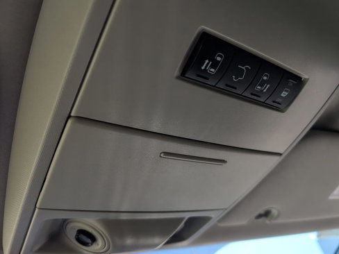 Used 2015 Chrysler Town & Country Touring image 22