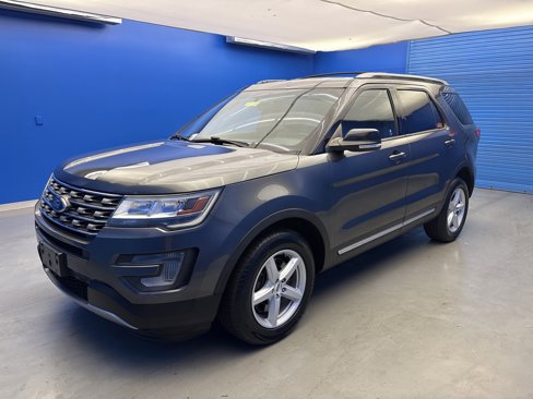Used 2017 Ford Explorer XLT w/ Equipment Group 202A image 4
