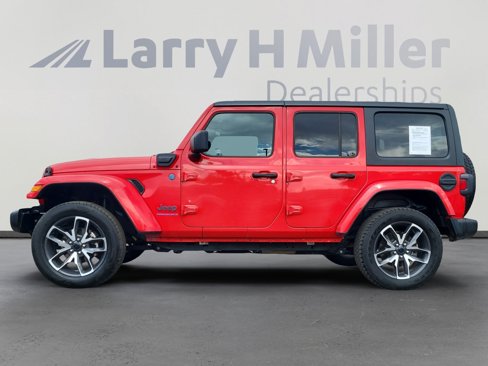 Used 2024 Jeep Wrangler Unlimited image 2