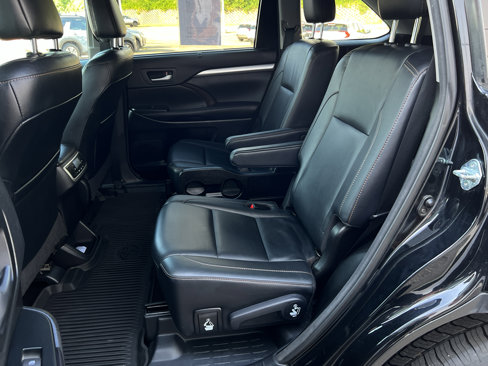 Used 2017 Toyota Highlander XLE image 11